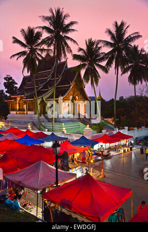 Die HAW PHA BANG oder königliche Tempel sitzt über dem berühmten Nachtmarkt - LUANG PRABANG, LAOS Stockfoto