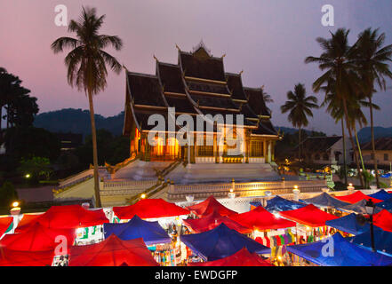 Die HAW PHA BANG oder königliche Tempel befindet sich oberhalb der berühmten Nachtmarkt - LUANG RACHENTUPFER, LAOS Stockfoto