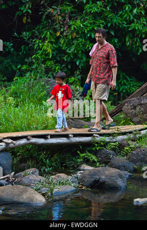 Vater und Sohn gehen unter CHAMPEE Wasserfall befindet sich auf dem BOLAVEN PLATEAU in der Nähe von PAKSE - Süd, LAOS Herr Stockfoto