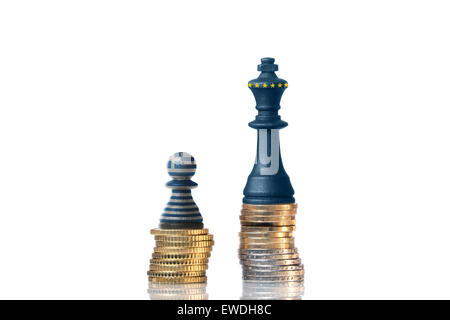 Schachfiguren auf einem Stapel von Münzen in den Farben von Griechenland und der EU Stockfoto