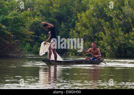 Fischer in der Nähe der Ufer des DON KHONG Insel im Bereich 10 tausend Inseln auf dem Mekong - Süd, LAOS Stockfoto