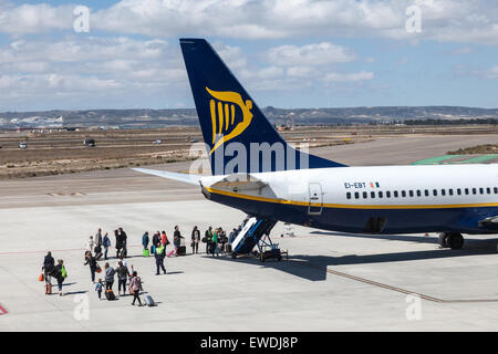 Ryanair-Flugzeug einsteigen auf der Landebahn des internationalen Flughafen Zaragoza Provinz Aragon, Spanien Stockfoto