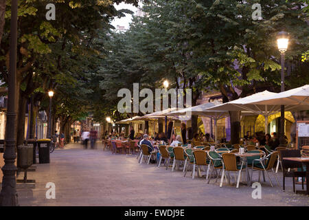 Straßencafés in der Stadt Girona in der Abenddämmerung. Girona, Katalonien, Spanien Stockfoto
