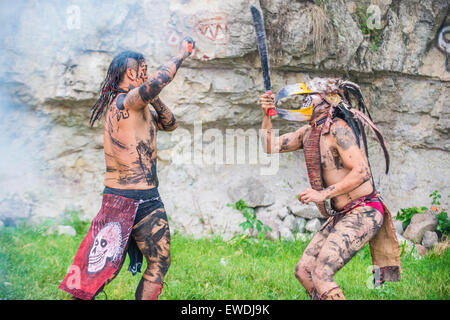 Zwei Indianer in eine Machete zu kämpfen, während des Festivals von Valle del Maiz in San Miguel de Allende, Mexiko Stockfoto