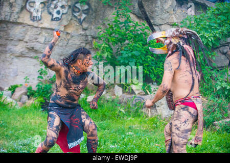 Zwei Indianer in eine Machete zu kämpfen, während des Festivals von Valle del Maiz in San Miguel de Allende, Mexiko Stockfoto