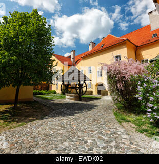 Zagreb, Altstadt, Oberstadt. Das alte Wasser auch im Innenhof. Stockfoto