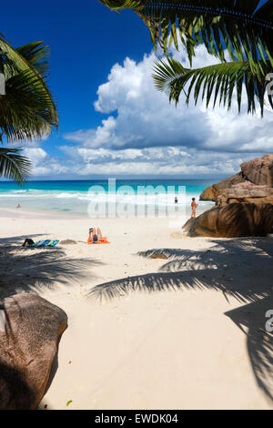Menschen auf dem Sand Strand, Seychellen, Insel La Digue Stockfoto