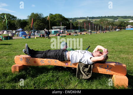 Glastonbury Festival, Somerset, UK. 24. Juni 2015. Als die Tore offen für das Glastonbury Festival 2015 strömen Menschenmassen in die Website mit camping-Ausrüstung und Zubehör auf Lager für die Dauer eingerichtet, während andere nur die Sonne genießen. Bildnachweis: Tom Corban/Alamy Live-Nachrichten Stockfoto
