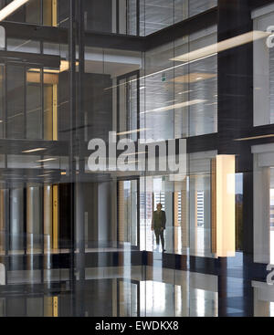 Innenansicht im Atrium. 6 Pancras Square, London, Vereinigtes Königreich. Architekt: Wilmotte UK Ltd, 2015. Stockfoto