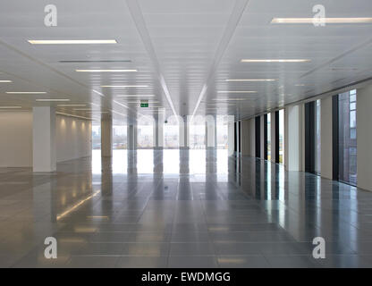 Innenansicht des typischen Bodenplatte. 6 Pancras Square, London, Vereinigtes Königreich. Architekt: Wilmotte UK Ltd, 2015. Stockfoto