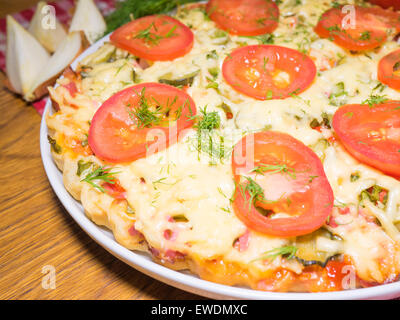 Italienische Pizza mit Fleisch, Tomaten, Dill und doppelt Käse Stockfoto