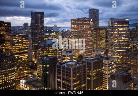 Ein Blick auf Vancouver bei Nacht von den Vancouver Lookout. Stockfoto