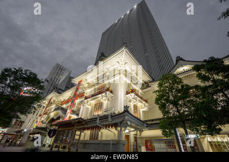 Kabukiza-Theater in Ginza mit Skyscrapper in der Nacht. Tokyo Stockfoto