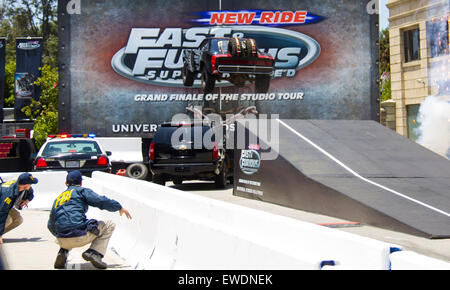 Los Angeles, USA. 23. Juni 2015. Ein Stunt-Auto fliegt bei der Premiere von Universal Studios Hollywood Achterbahnfahrt'schnell & wütend--Kompressor' in Universal City in Kalifornien, USA, am 23. Juni 2015. Bildnachweis: Yang Lei/Xinhua/Alamy Live-Nachrichten Stockfoto