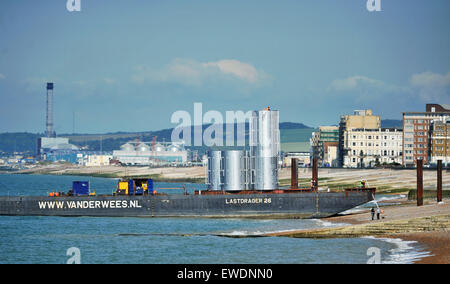 Brighton, UK. 24. Juni 2015. Ein Lastkahn von Brighton Beach in der frühen Morgensonne bringen Teile Form Holland für den Bau des neuen i360 Aussichtsturm, entsteht an der Strandpromenade gegenüber der alten West-Pier der i360 ist, eine Beobachtung von 162 m (531 ft) sitzen Turm an der Küste von Brighton gebaut und soll nächstes Jahr Kredit eröffnet : Live-Nachrichten Simon Dack/Alamy Stockfoto