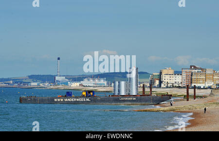 Brighton, UK. 24. Juni 2015. Ein Lastkahn von Brighton Beach in der frühen Morgensonne bringen Teile Form Holland für den Bau des neuen i360 Aussichtsturm, entsteht an der Strandpromenade gegenüber der alten West-Pier der i360 ist, eine Beobachtung von 162 m (531 ft) sitzen Turm an der Küste von Brighton gebaut und soll nächstes Jahr Kredit eröffnet : Live-Nachrichten Simon Dack/Alamy Stockfoto