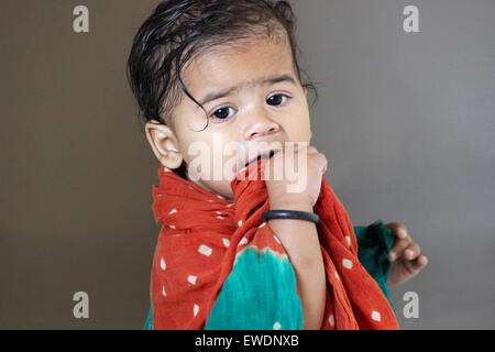 1 Jahr altes Baby mit Handtuch bedeckt und Blick auf Kamera Stockfoto