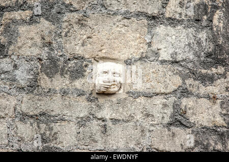 Handgeschnitzte Gesicht in Bath-Stein an einer Wand in Walcot Straße Bad eines der mehr als 30 grotesken auf dem display Stockfoto