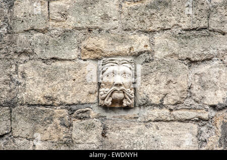 Hand geschnitzt in Bath-Stein an einer Wand in Walcot Straße Bad Gesicht eines mehr als 30 grotesken auf dem display Stockfoto