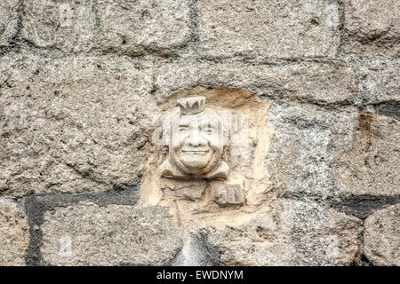 Hand geschnitzt Gesicht in Bath-Stein an der Wand in Walcot Street in Bad - einer der mehr als 30 grotesken auf dem Display. Stockfoto