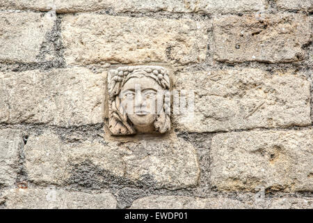 Handgeschnitzte Gesicht in Bath-Stein an einer Wand in Walcot Straße Bad eines der mehr als 30 grotesken auf dem display Stockfoto