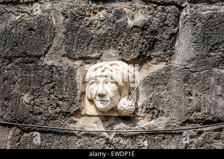 Stone Gesicht handgeschnitzt in Bath-Stein in der Wand in Walcot Street im Bad eine der mehr als 30 grotesken auf dem display Stockfoto