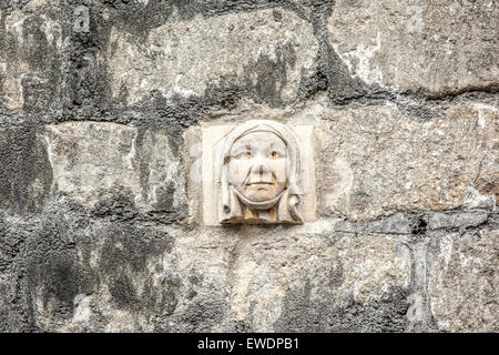 Hand geschnitzt Gesicht in Bath-Stein an der Wand in Walcot Straße im Bad eine der mehr als 30 grotesken auf dem Display. Stockfoto