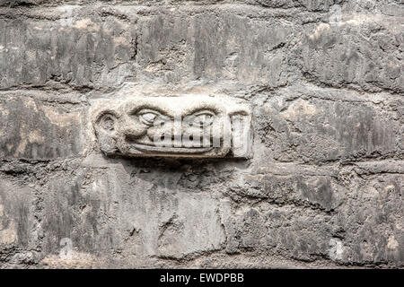 Handgeschnitzte Gesicht in Bath-Stein in der Wand in Walcot Street im Bad eine der mehr als 30 grotesken auf dem display Stockfoto