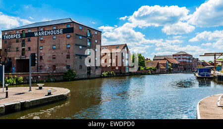 Der Fluss Trent; Newark-on-Trent, Nottinghamshire in Newark Stadt Lock - mit alten am Flussufer Lager- und Liegeplätze Stockfoto