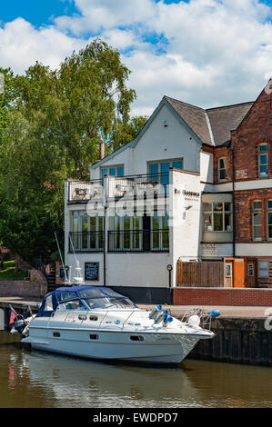 Moorings Restaurant am Fluss Trent, Newark on Trent, Nottinghamshire - Nähe von Trent Bridge und das Stadt-Schloss Stockfoto