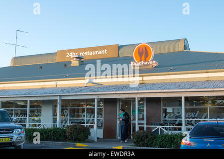 Roadhaven Café, australische Tankstelle Anlage auf der Straße zwischen Sydney und Canberra, Australien Stockfoto