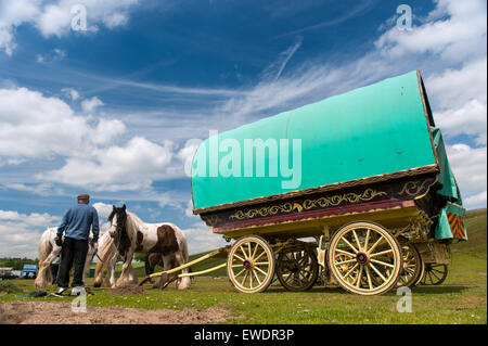 Reisende auf dem Weg in die Appleby Horse Fair 2015, Stop für eine Pause an Watergap unten in der Nähe von Mallerstang Kirkby Stephen, Cumbria Stockfoto