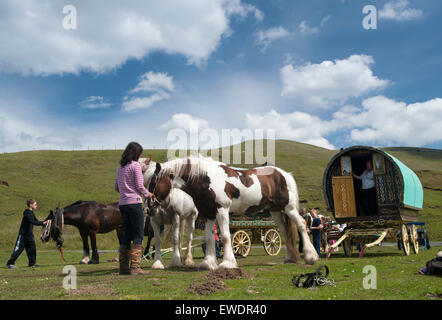 Reisende auf dem Weg in die Appleby Horse Fair 2015, Stop für eine Pause an Watergap unten in der Nähe von Mallerstang Kirkby Stephen, Cumbria Stockfoto