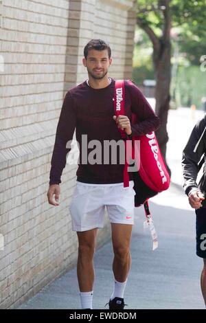 Wimbledon London, UK. 24. Juni 2015.  Grigor Dimitrov kommt bei der AELTC für die Praxis mit fünf Tage bis zum Beginn des 2015 Wimbledon Tennis Championships Kredit gehen: Amer Ghazzal/Alamy Live-Nachrichten Stockfoto