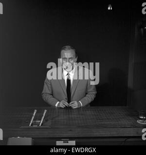 Deutscher Nachrichtensprecher Karl Heinz Köpcke, Deutschland 1960er Jahre. German News Moderator Karl Heinz Koepcke, Deutschland der 1960er Jahre. Stockfoto