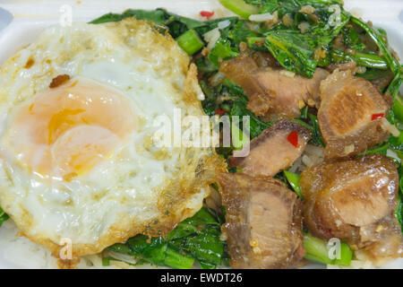 Knuspriger Schweinebauch gebraten mit grünen Kale Stockfoto