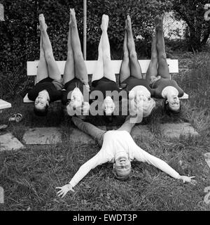 Deutscher Tänzer und Choreograf Herbert F. Schubert mit Mädchen der Herbert Tänzer, Deutschland der 1960er Jahre. Deutsche Tänzerin und Choreografin Herbert F. Schubert mit den Mädchen seiner Gruppe "Herbert Tänzer", Deutschland 1960. Stockfoto