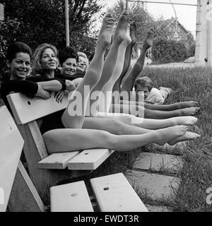 Deutscher Tänzer und Choreograf Herbert F. Schubert mit Mädchen der Herbert Tänzer, Deutschland der 1960er Jahre. Deutsche Tänzerin und Choreografin Herbert F. Schubert mit den Mädchen seiner Gruppe "Herbert Tänzer", Deutschland 1960. Stockfoto