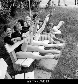 Deutscher Tänzer und Choreograf Herbert F. Schubert mit Mädchen der Herbert Tänzer, Deutschland der 1960er Jahre. Deutsche Tänzerin und Choreografin Herbert F. Schubert mit den Mädchen seiner Gruppe "Herbert Tänzer", Deutschland 1960. Stockfoto