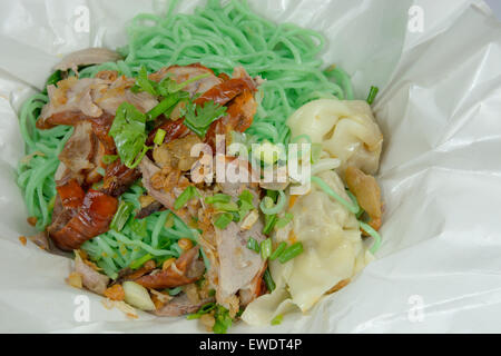 Jade Nudeln an der Spitze mit geröstete Ente und Schweinefleisch Knödel Stockfoto