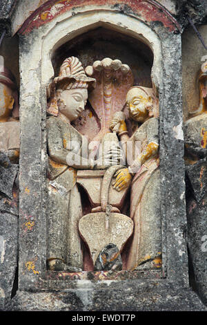 Figuren der Gottheiten in Stuck geformt. Kashi Vishweshwar Tempel, Mahuli Sangam, Satara, Maharashtra, Indien Stockfoto