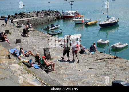 Ein Blick auf Boote und Menschen auf der Seebrücke genießen Sommersonne und heißem Wetter in New Quay, Ceredigion Wales UK KATHY DEWITT Stockfoto