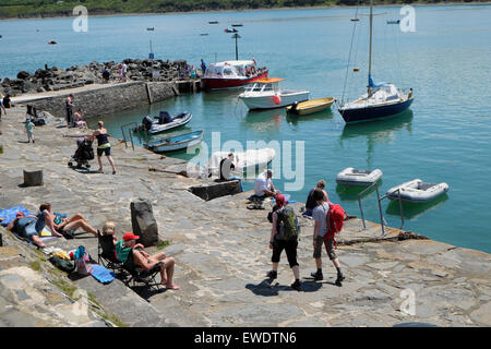 Ein Blick auf Boote und Menschen auf der Seebrücke genießen Sommersonne und heißem Wetter in New Quay, Ceredigion Wales UK KATHY DEWITT Stockfoto