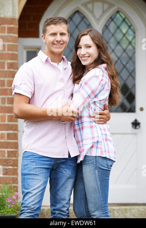 Porträt der liebenden paar stehen draußen zuhause Stockfoto