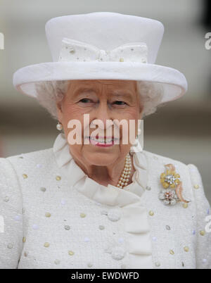 Berlin, Deutschland. 24. Juni 2015. Die britische Königin Elizabeth II ist das Schloss Bellevue in Berlin, Deutschland, 24. Juni 2015 begrüßt. Königin Elizabeth II und der Herzog von Edinburgh kam für ihre fünfte Staatsbesuchs in Deutschland, findet vom 23. bis 26. Juni. Bildnachweis: Dpa picture Alliance/Alamy Live News Stockfoto