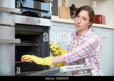 Porträt der Fed Up Frau Backofen Reinigung Stockfoto