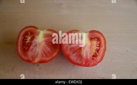 Zwei Hälften der Tomate Stockfoto