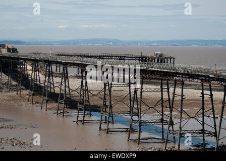 Redaktionelles Bild von Birnbeck Pier, einem Gebäude auf dem Heritage at Risk Register im Bristol Channel, Weston-Super-Mare, North Somerset. Stockfoto