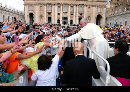 Vatikan-Stadt. 24. Juni 2015. Franziskus, Generalaudienz in Sankt Petersplatz, 24. Juni 2015 Credit: wirklich einfach Star/Alamy Live-Nachrichten Stockfoto