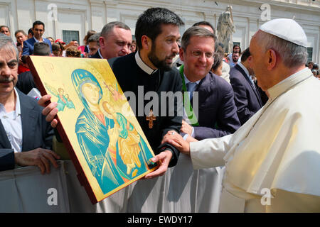 Vatikan-Stadt. 24. Juni 2015. Franziskus, Generalaudienz in Sankt Petersplatz, 24. Juni 2015 Credit: wirklich einfach Star/Alamy Live-Nachrichten Stockfoto